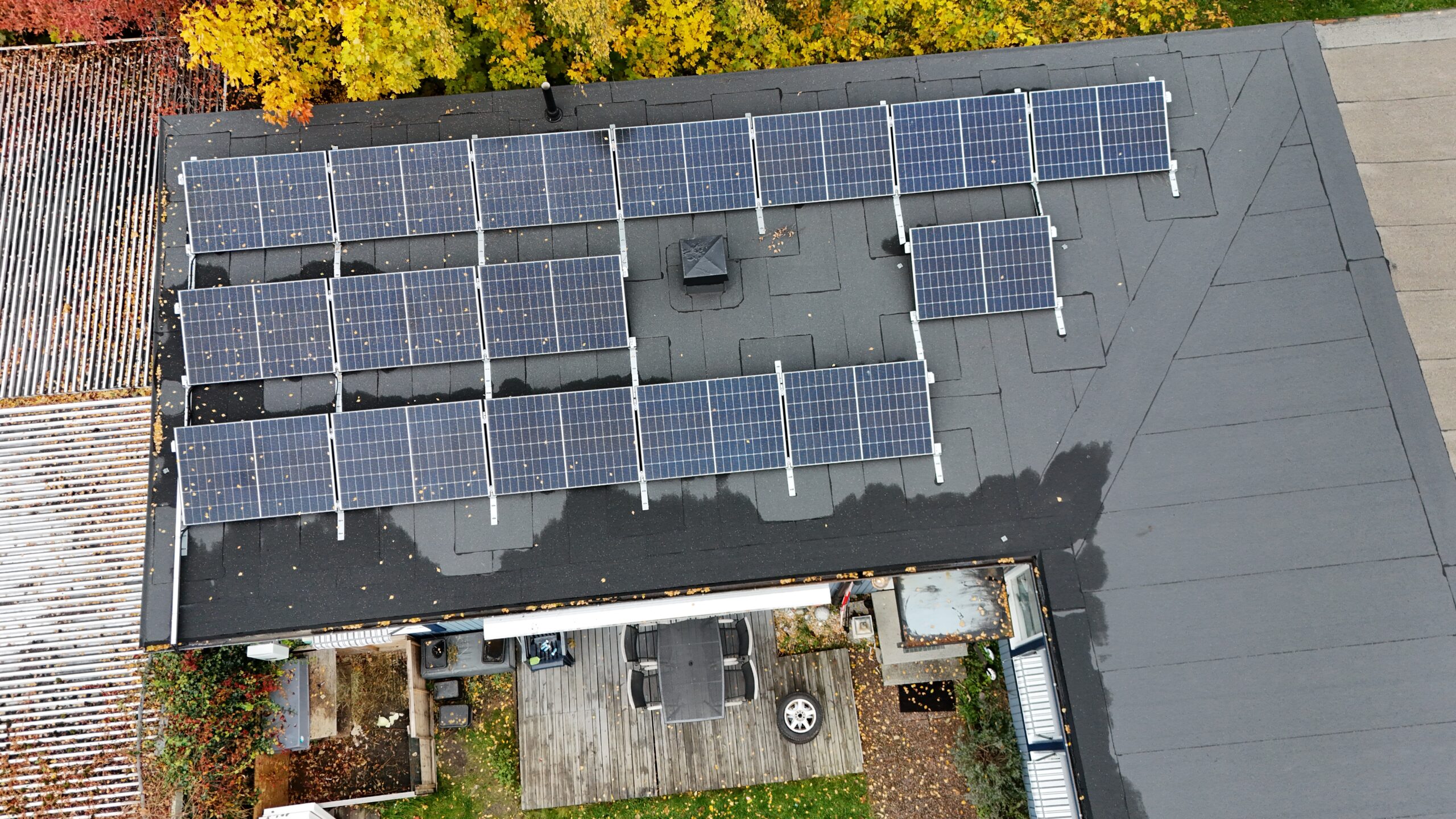 Fågelvy ovanför ett radhus med solceller på papptaket.