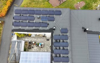 Fågelvy ovanför ett radhus med solceller på papptaket.